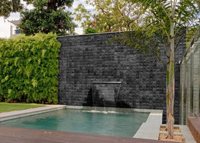 Hitam Bruta — Pedras decorativas na Bene Acabamentos, Ijuí/RS