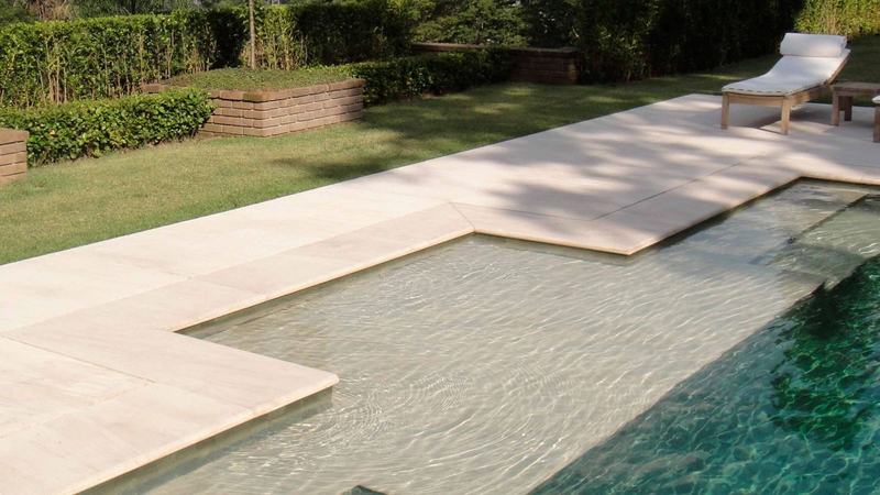 Borda de piscina em travertino com acabamento boleado — Bene Acabamentos